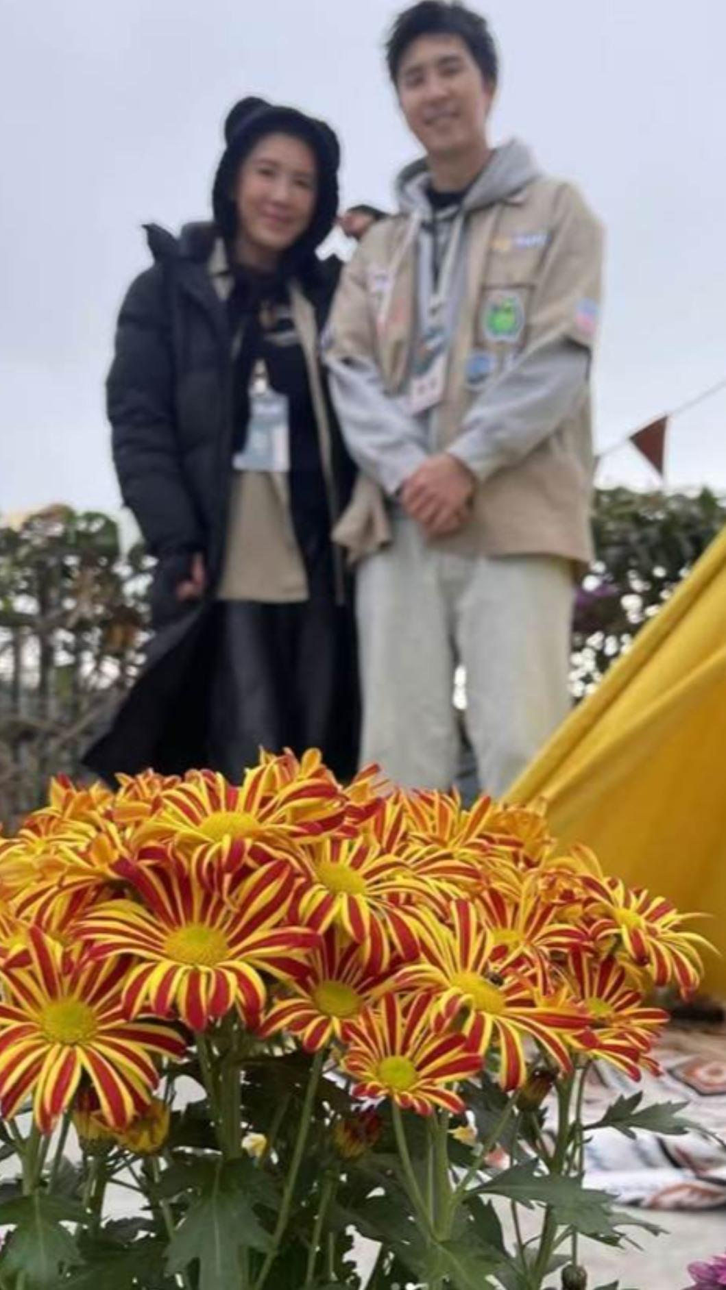 胡瓜首次幫小禎及胡釋安拍合照，照片五官模糊、氛圍莊嚴，遭嫌像遺照。（圖／年代提供）