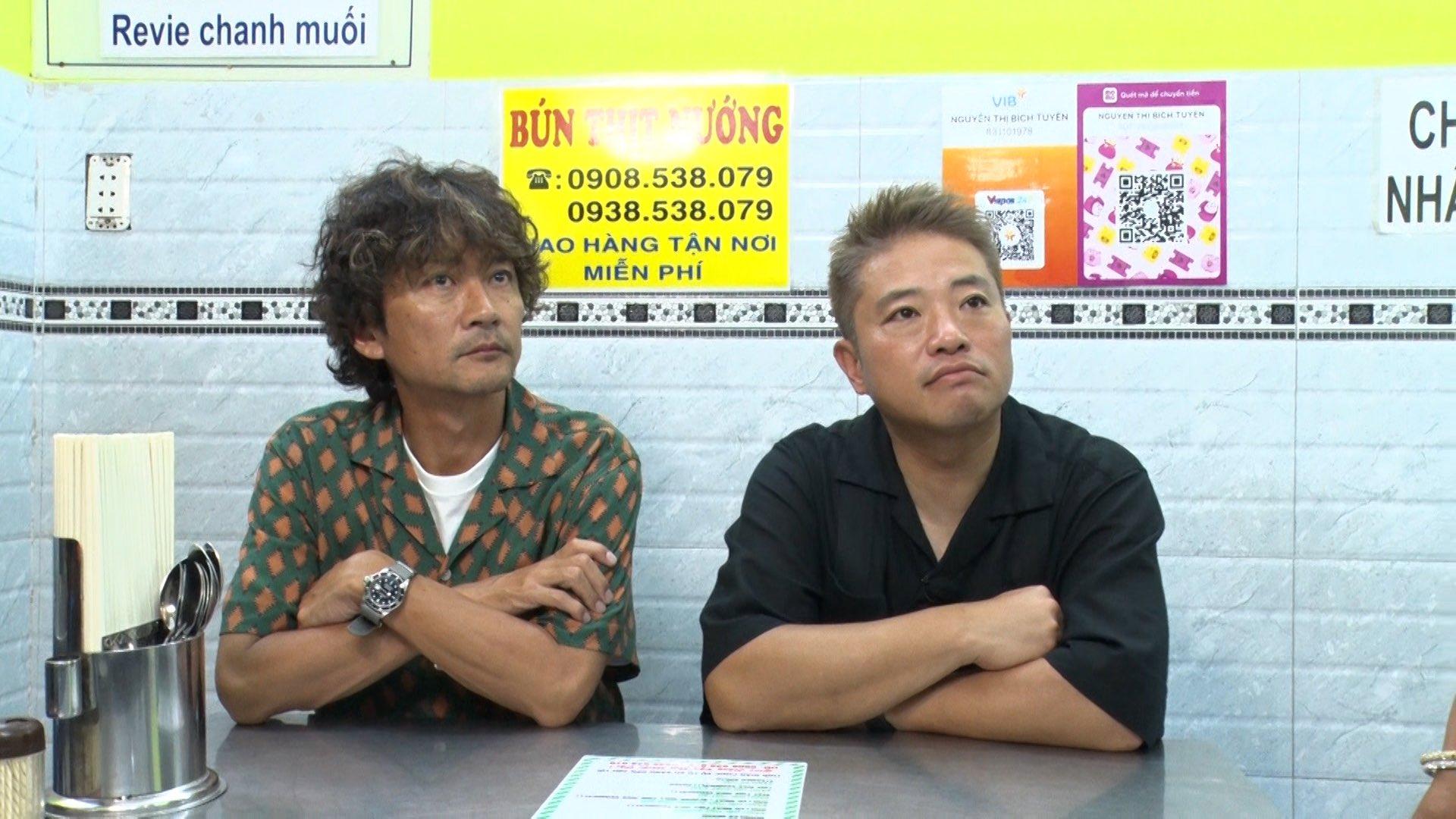 《男子飯》工作人員指控國分太一(左)逼年輕男性工作人員裸泳。(圖/翻攝自danshigohann_tx推特)