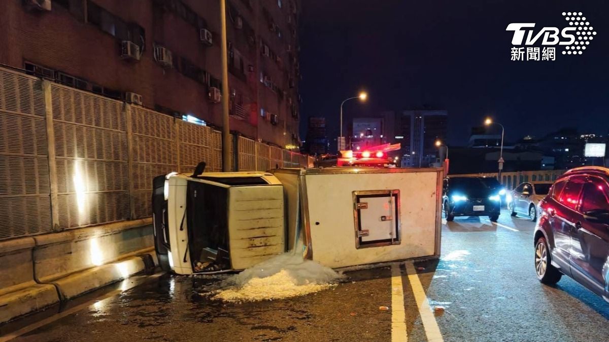 小貨車當場翻車。(圖/TVBS)