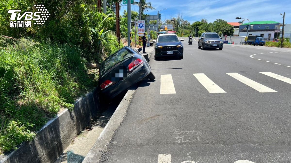 男駕駛車上還載著兩名女兒，三人皆有輕傷，送醫搶救。（圖／TVBS）