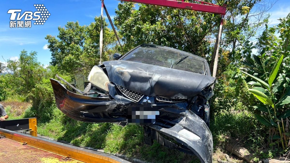 小客車的車頭嚴重毀損。（圖／TVBS）