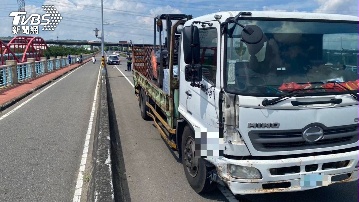 大貨車擦撞警車。（圖／TVBS）