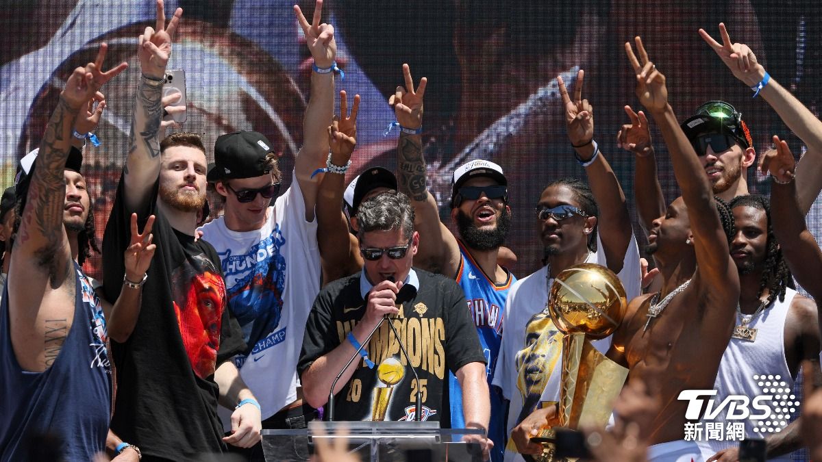 奧克拉荷馬市長霍特（中）致詞時高呼SGA是雷霆隊史的GOAT。（圖／達志影像美聯社）