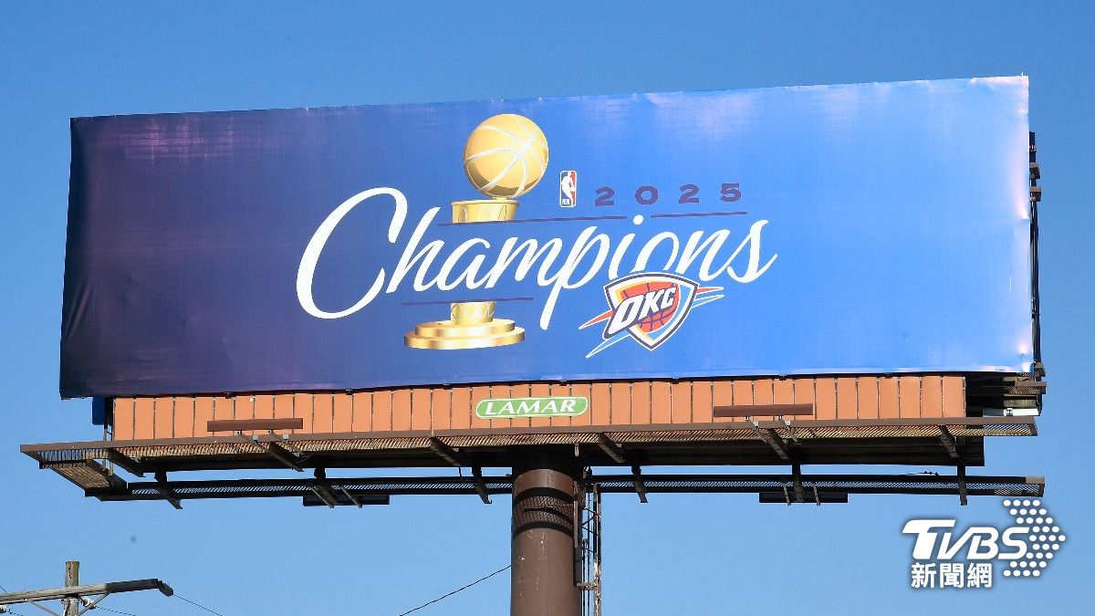 奧克拉荷馬市大街小巷的看板充滿雷霆總冠軍的標誌。（圖／達志影像美聯社）
