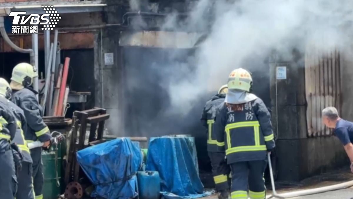 警消獲報立刻前往現場救援，所幸無人員傷亡。（圖／TVBS）