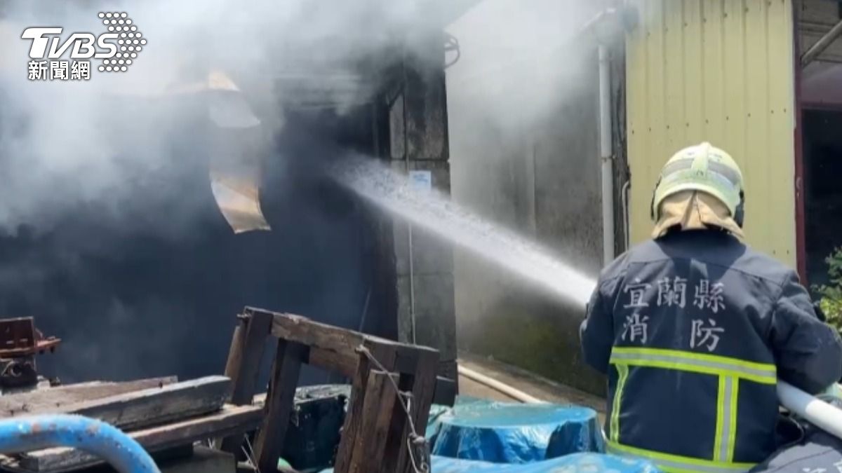 目擊民眾稱，現場不斷傳出爆炸聲。（圖／TVBS）
