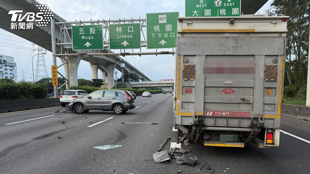 國道一號桃園機場系統23日傍晚發生一起交通事故。（圖／TVBS）