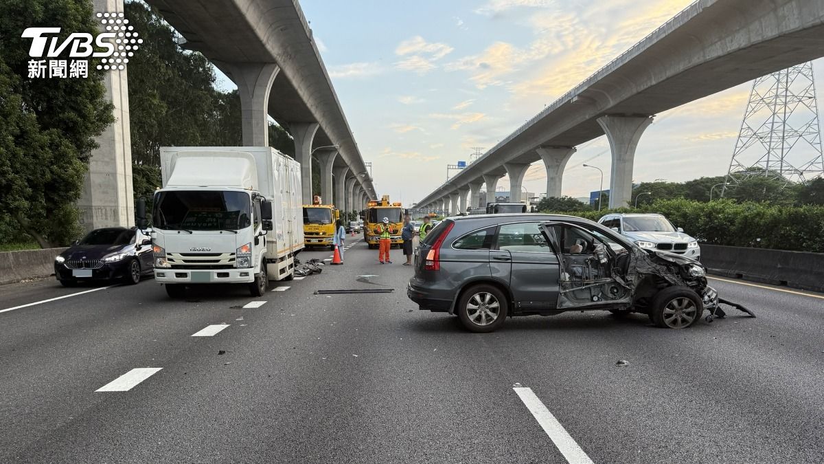 國道一號桃園機場系統23日傍晚發生一起交通事故。（圖／TVBS）