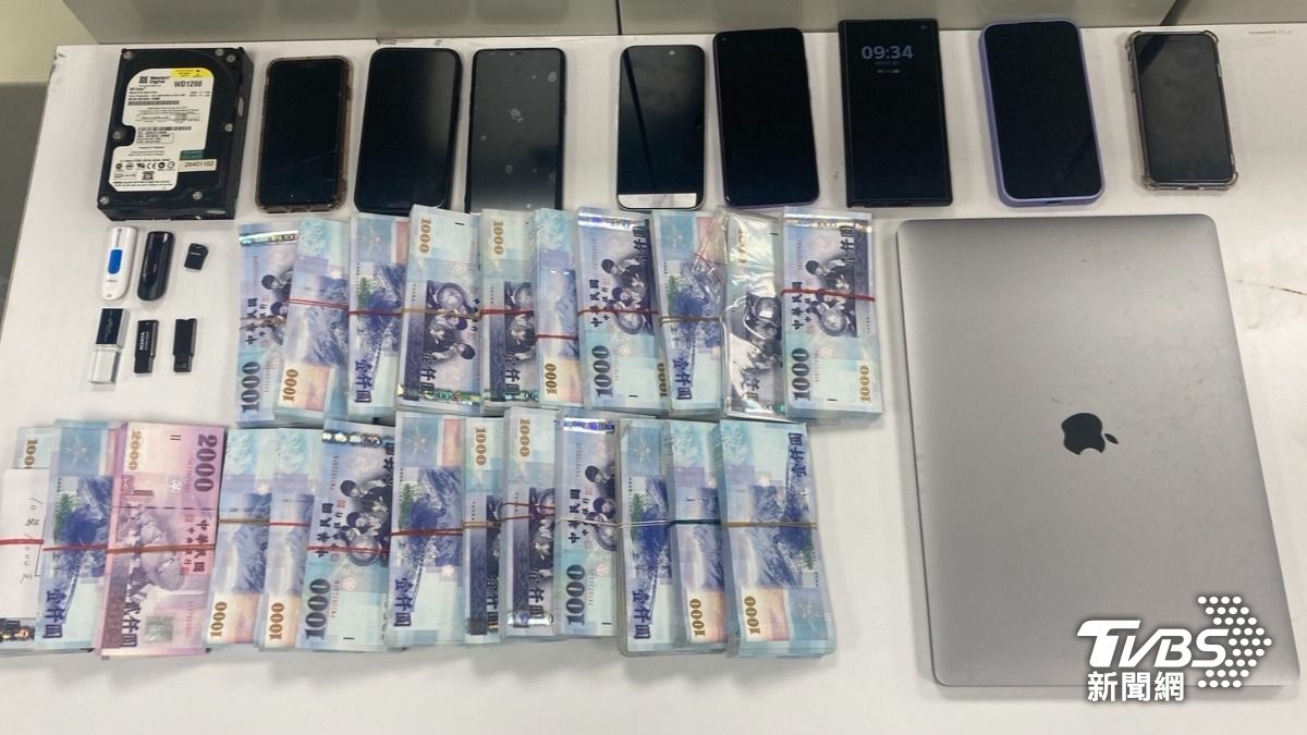 檢警查扣不法所得新台幣261萬3000元、手機26支等證物。(圖/TVBS)