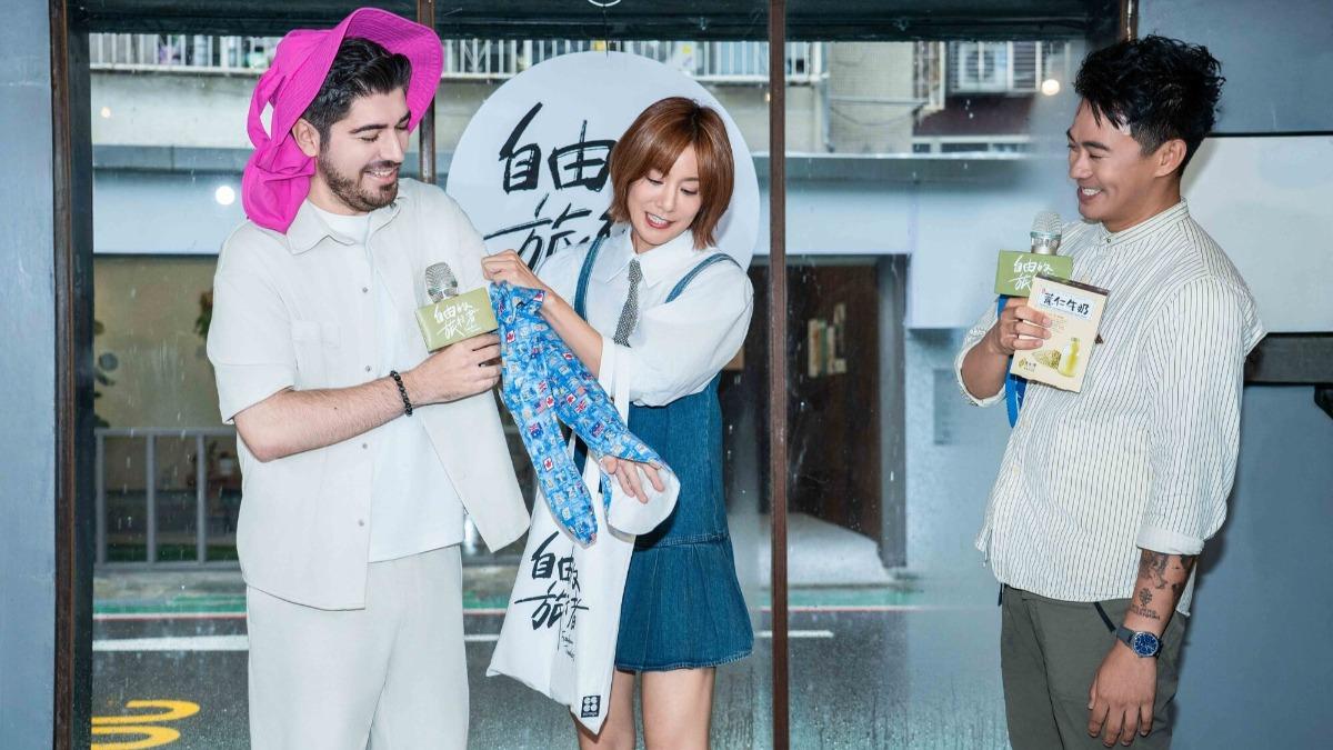 莎莎各別準備驚喜禮物分送給融融(圖右)與圖佳(圖左)。(圖/八大提供)