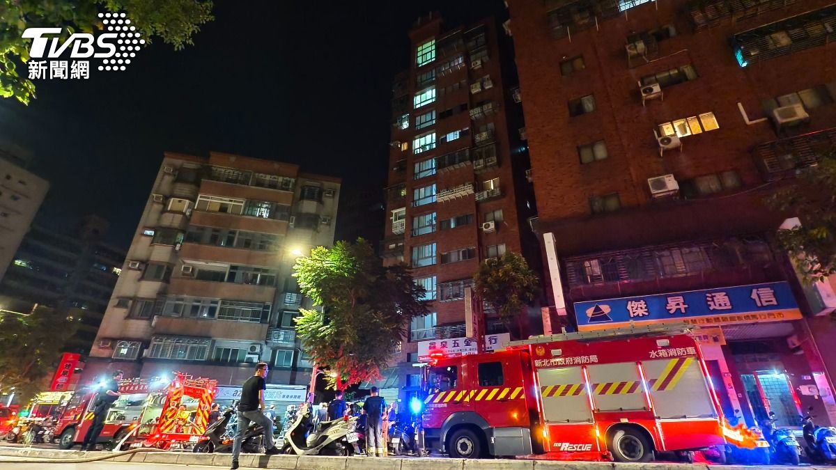 直擊隔壁大樓失火！「父拔水管、母拿滅火器、我用水槍」救鄰居