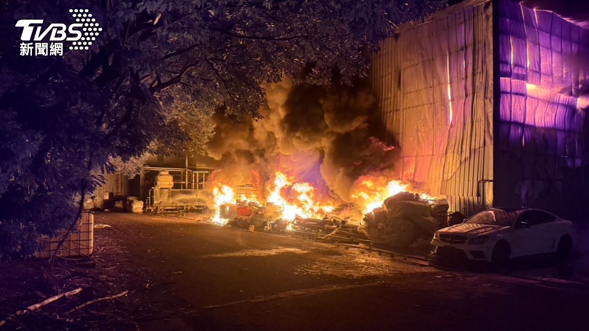現場火勢猛烈。(圖/TVBS)