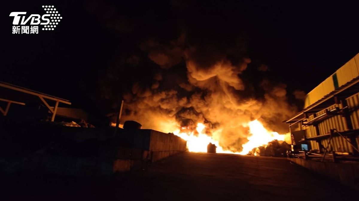 現場竄出大量濃煙,場面驚險。(圖/TVBS)