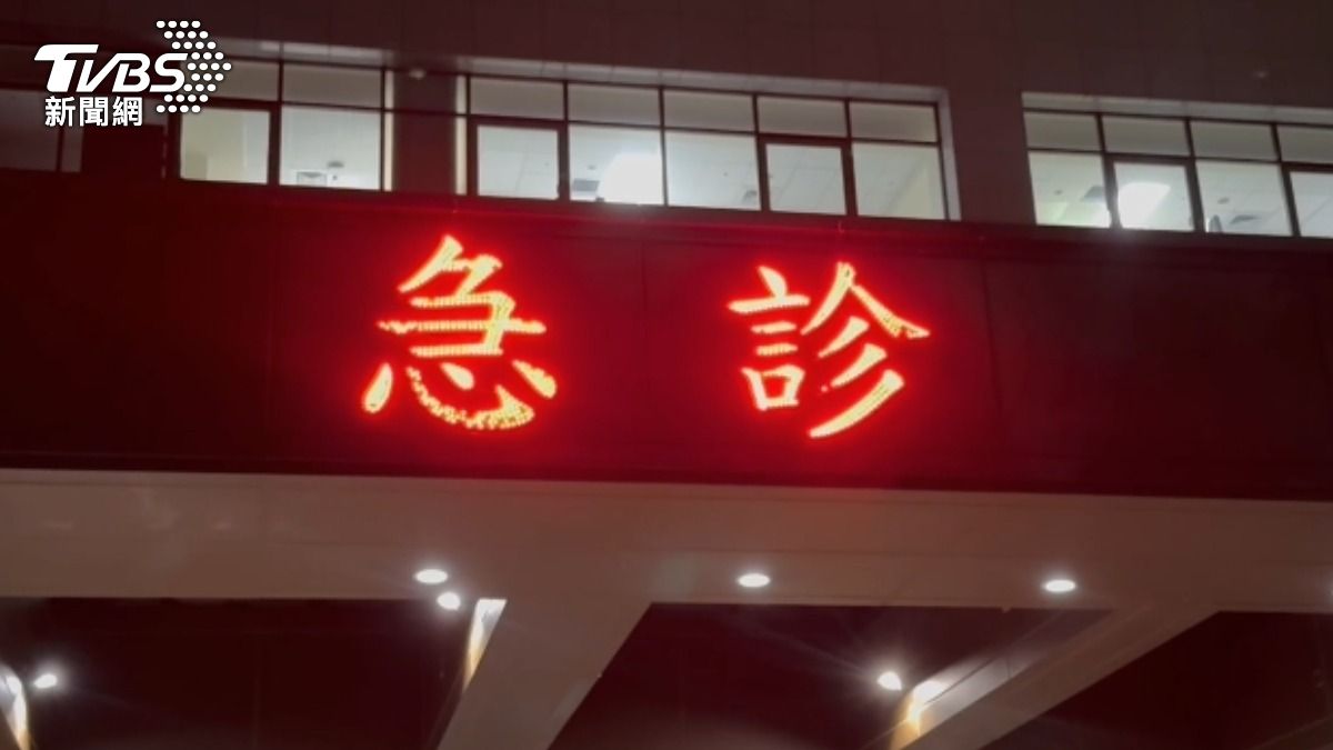 男子送往急診後已恢復心跳，不過情況仍不穩定。（圖／TVBS）