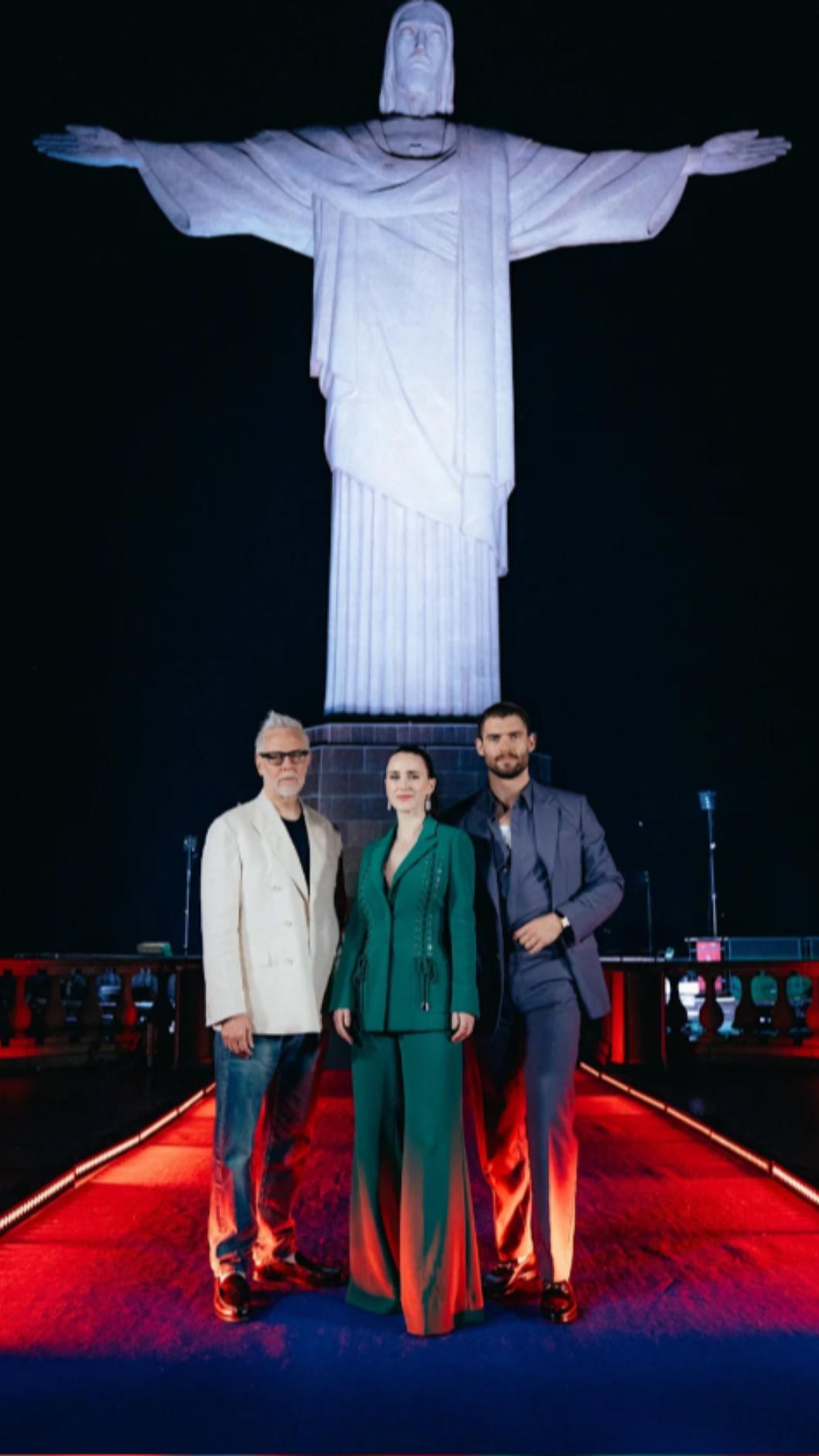 《超人》導演詹姆斯岡恩、女主角瑞秋布羅斯納安、男主角大衛科倫斯韋與「救世基督像」合影。（圖／華納兄弟影業提供）