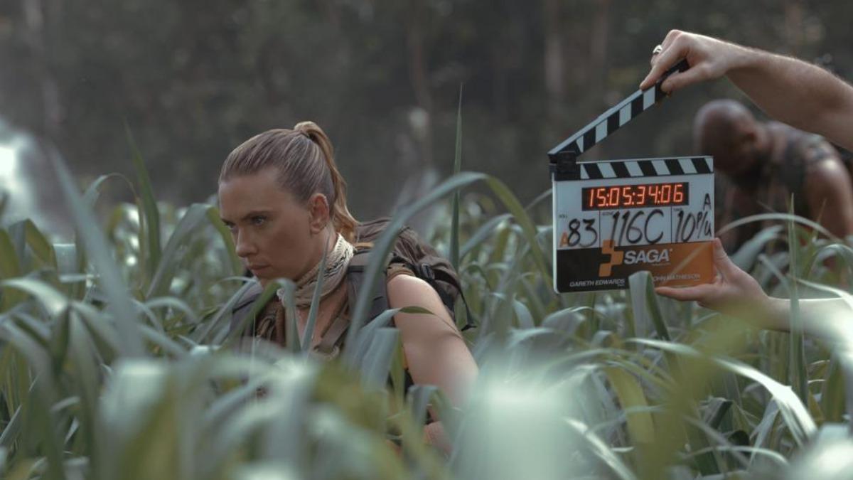 史嘉莉喬韓森在《侏羅紀世界：重生》中奮力鬥恐龍。（圖／UIP提供）