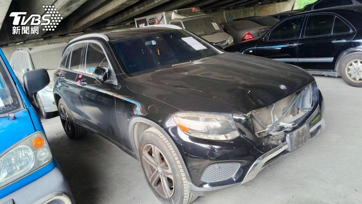 那男車頭明顯凹陷。（圖／TVBS）
