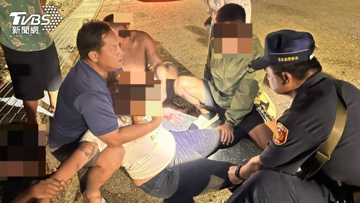 穿著藍色上衣與短褲男子為曾姓員警。(圖/TVBS)