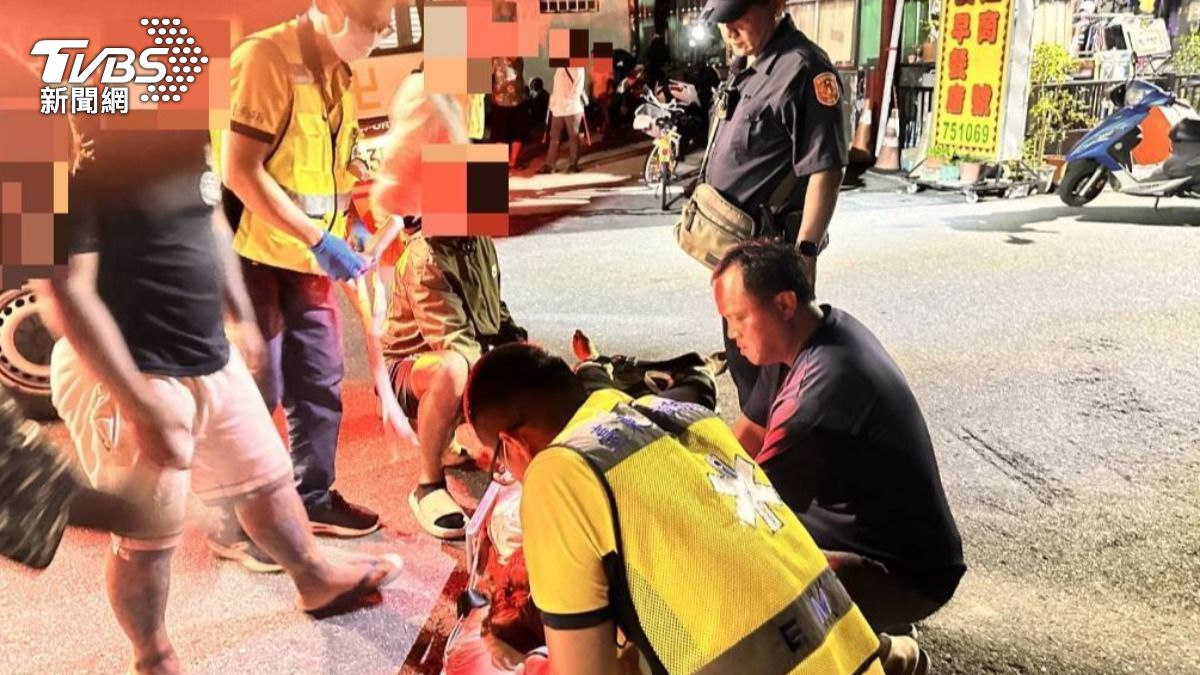 婦人自傷滿手鮮血,後緊急送往醫院救治。(圖/TVBS)