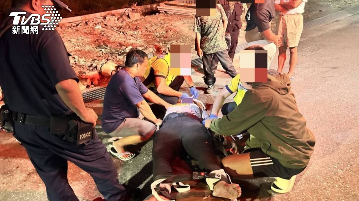 婦人持破酒瓶自傷,警方迅速到場協助。(圖/TVBS)