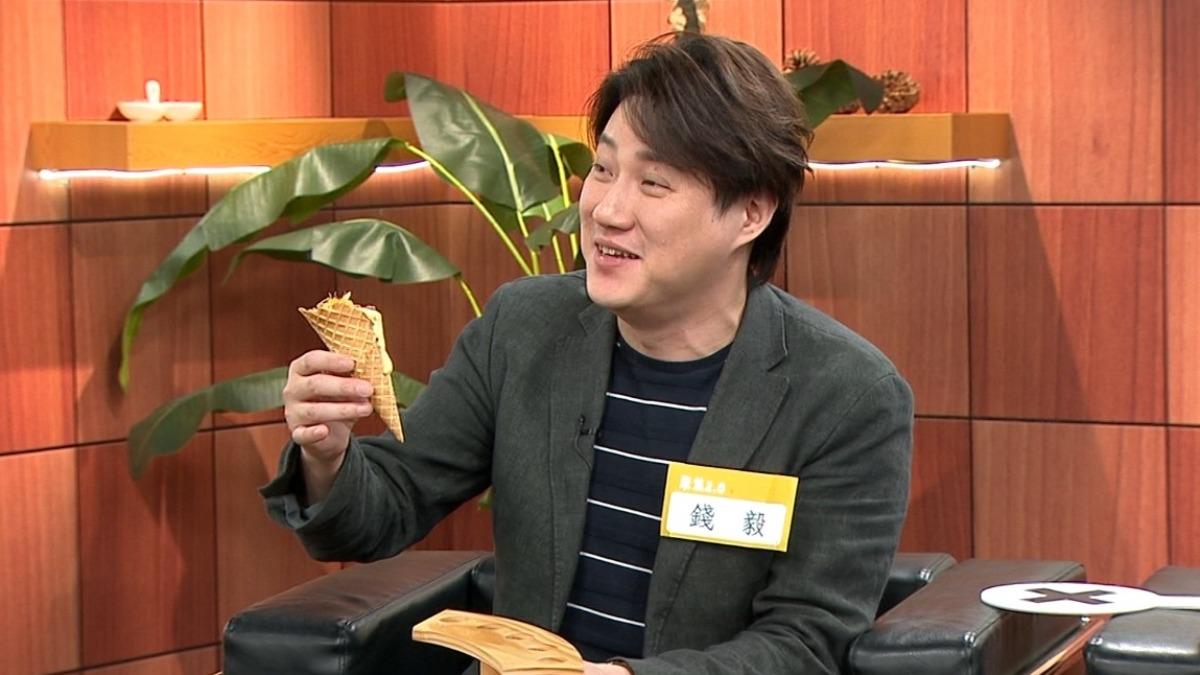 錢毅大啖金盞花天貝筒。(圖/年代提供)