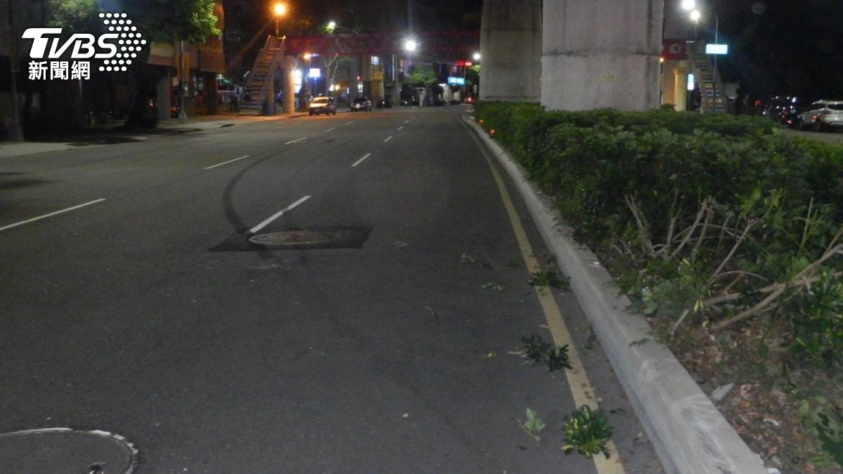 地上留下深刻的煞車痕。(圖/TVBS)