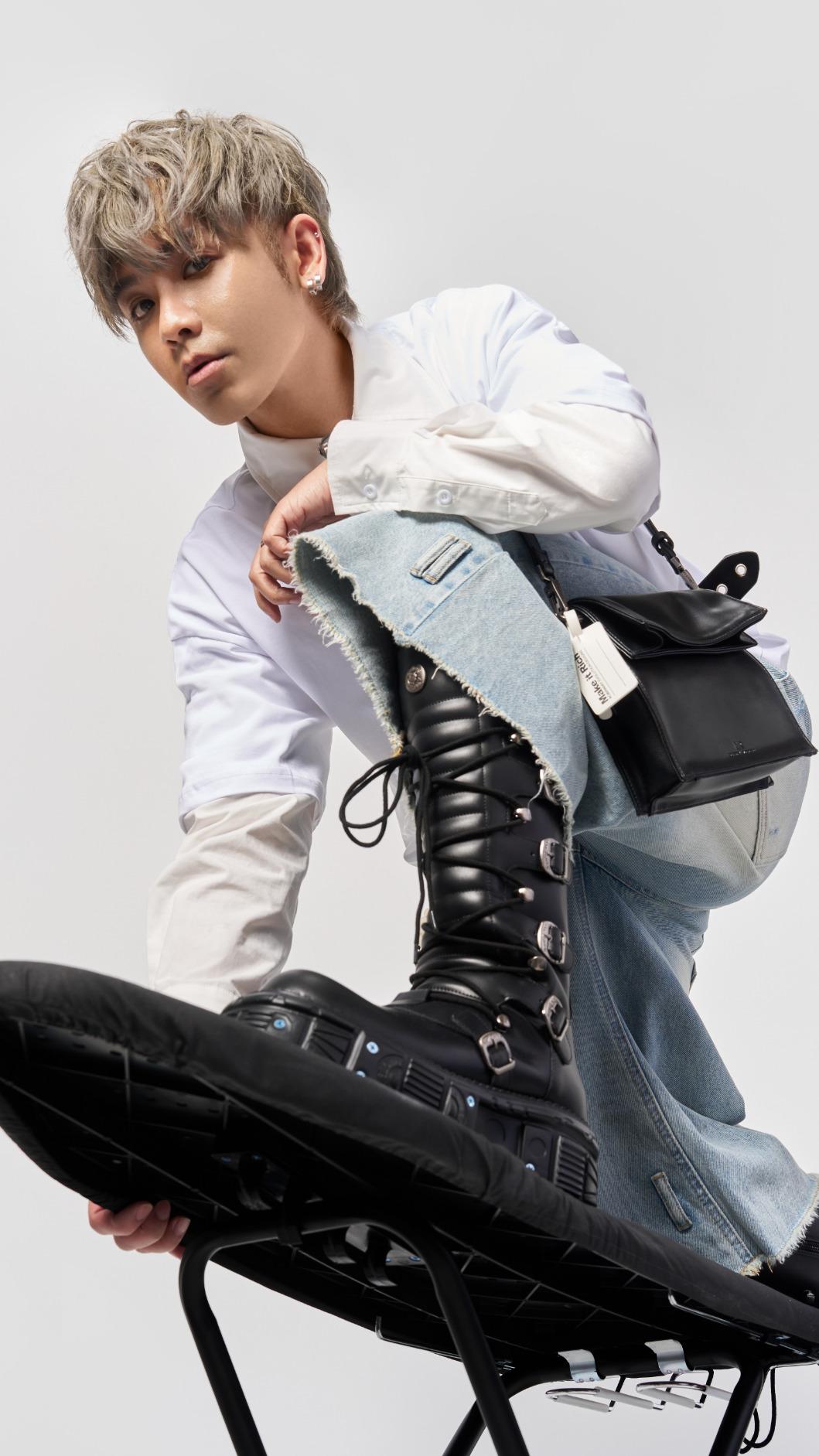 鼓鼓應團隊要求站在熨燙板上拍照，期間險些跌倒。（圖／相信音樂）