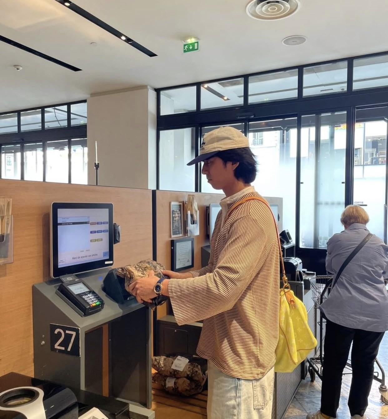 孔劉逛超市打扮隨意但有型。(圖/翻攝自孔劉IG)