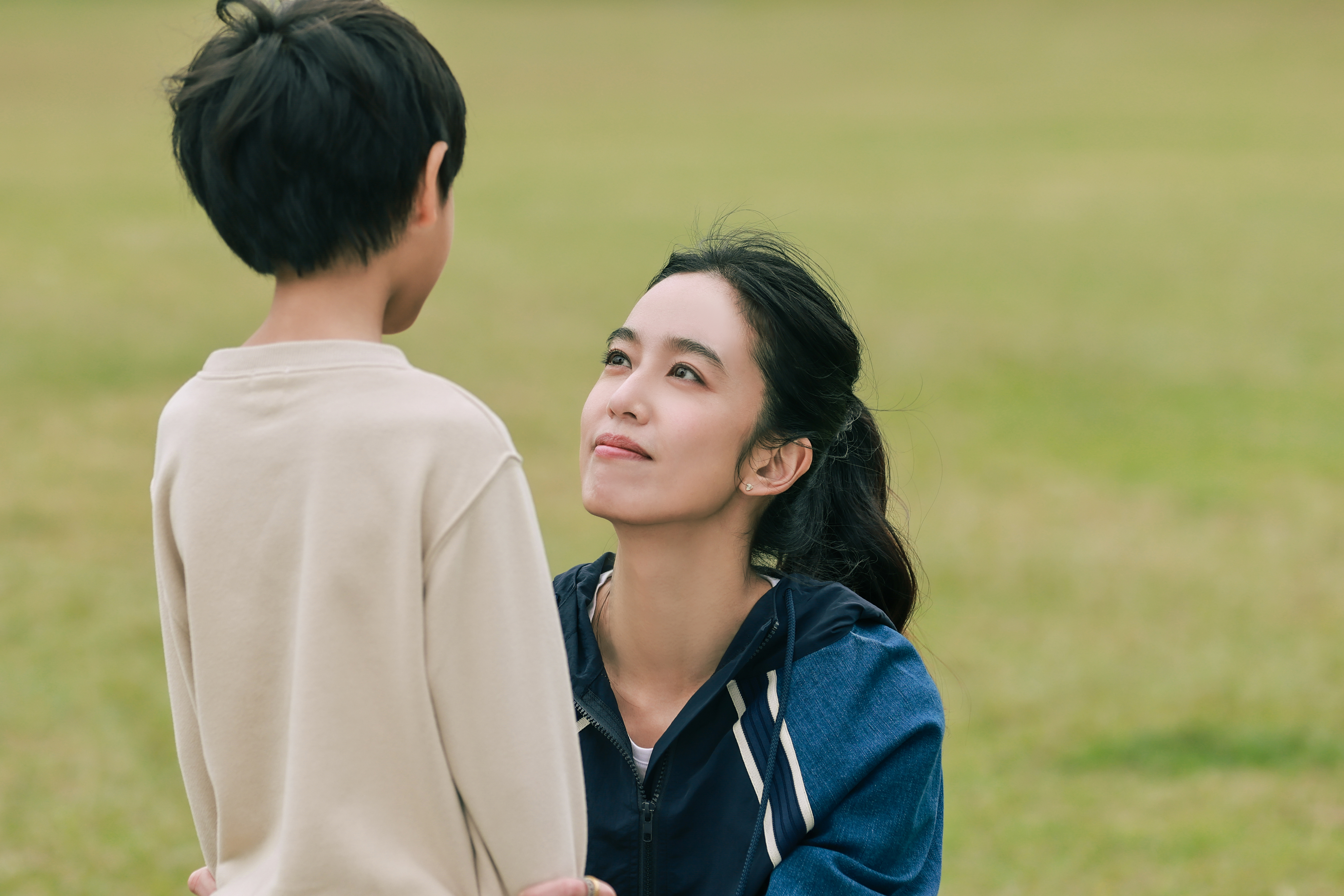 陳庭妮終於願意放手讓孩子嘗試運動。(圖/寬想國際娛樂提供)