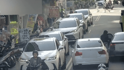 林男的BMW撞擊李女的車。（圖／TVBS）