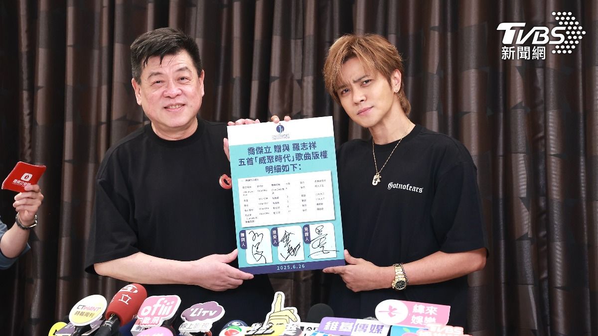 孫德榮(左)送羅志祥歌曲版權。(圖/黃城碩攝)