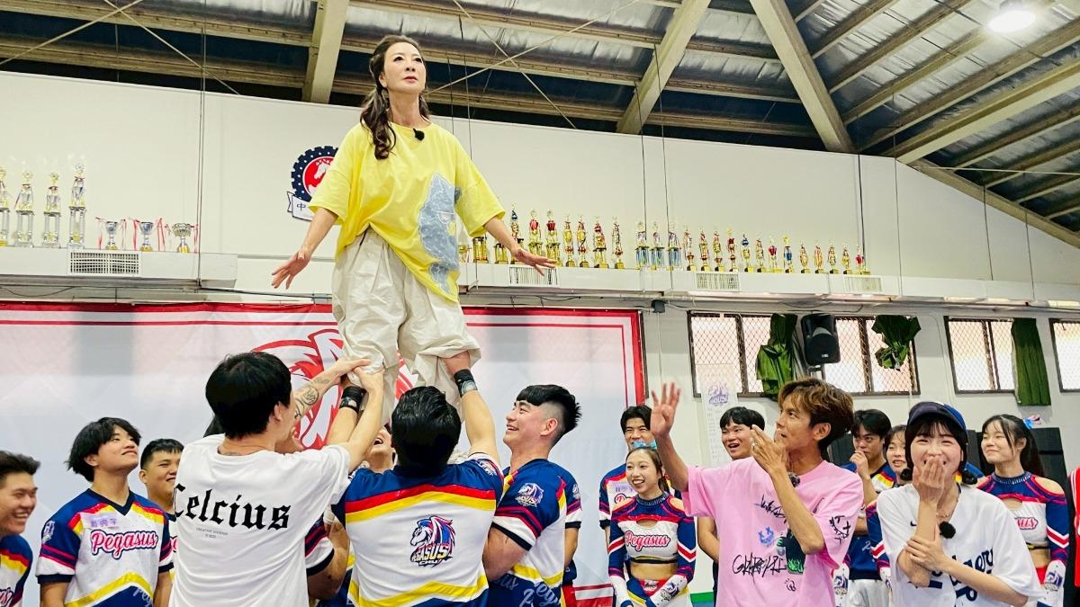 楊繡惠挑戰上二樓。（圖／民視提供）