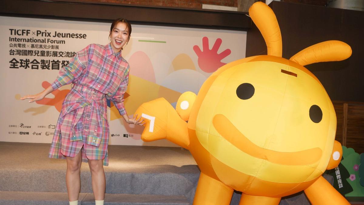 大霈(左)與臺灣國際兒童影展吉祥物TIFFI寶寶合影。(圖/公視提供)