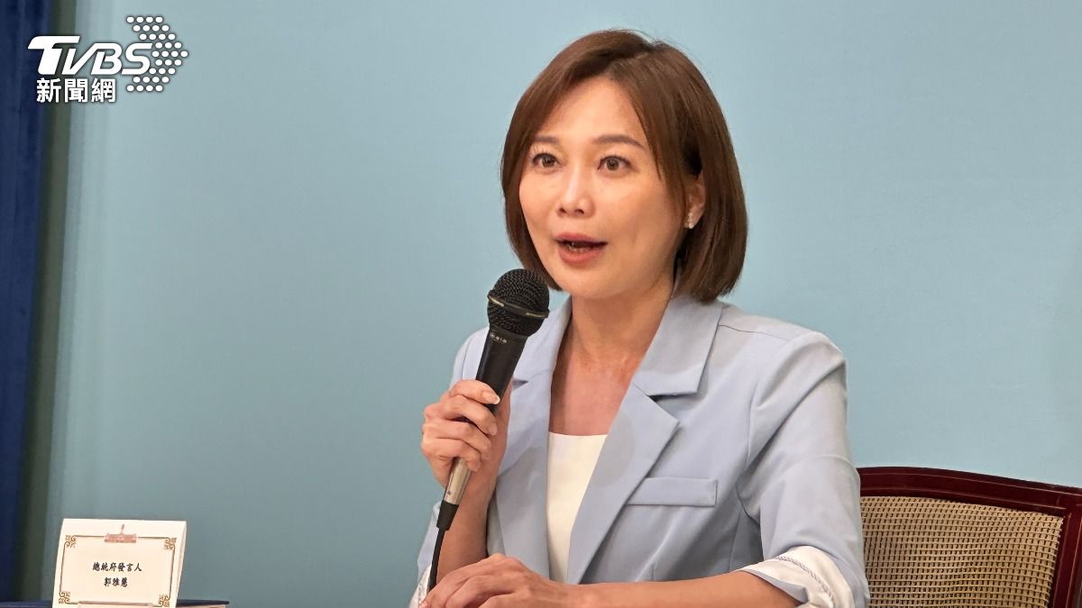 總統府發言人郭雅慧26日晚間於總統府全社會防衛韌性委員會後舉行轉述記者會。（圖／潘袁詩羽攝）