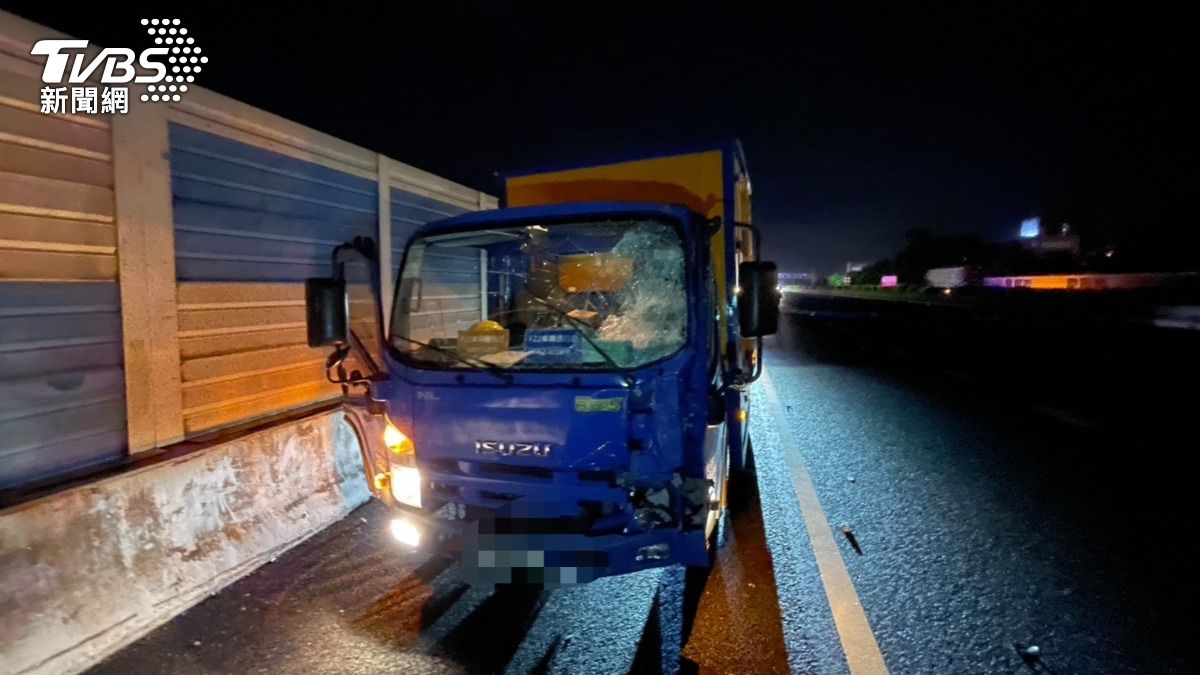 小貨車的擋風玻璃嚴重破損。(圖/TVBS)