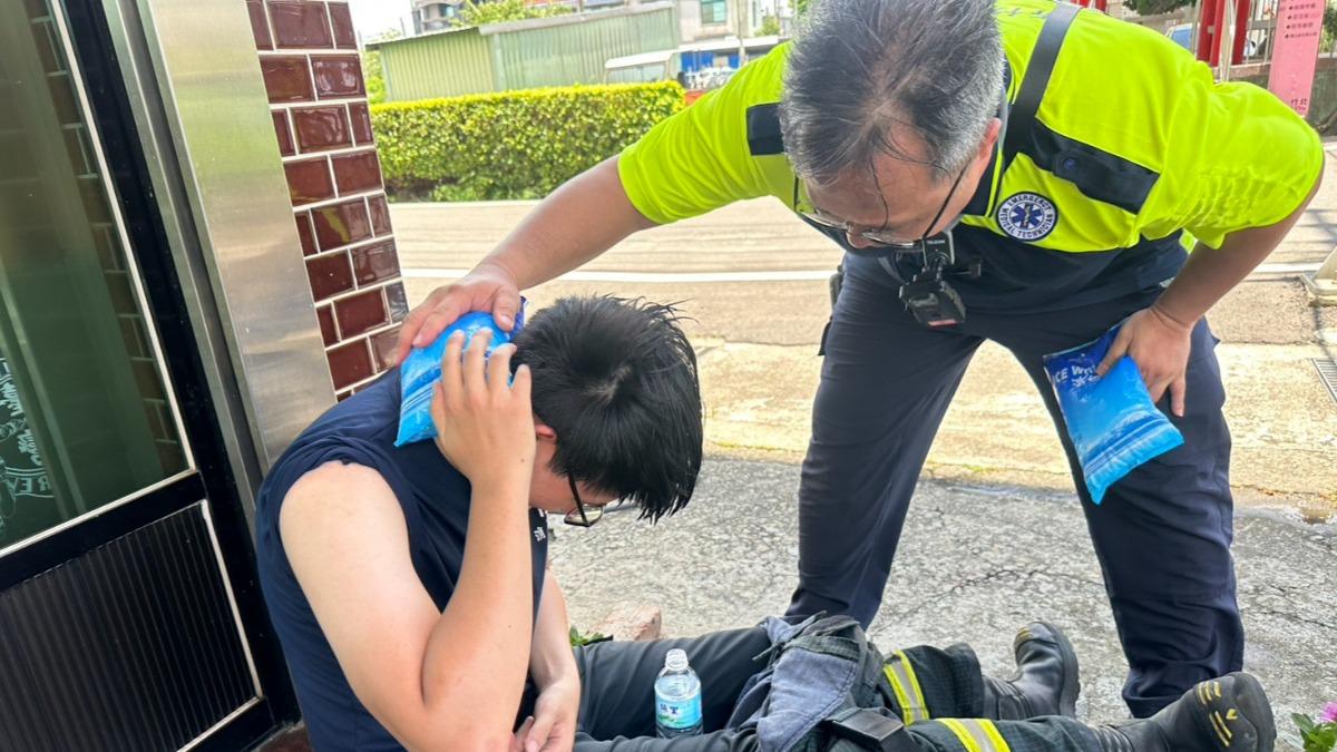 勇消們使用急凍包與冰塊降溫。（圖／翻攝自 新竹縣消防局）