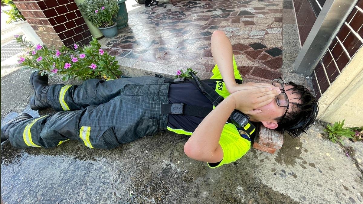 當天天氣炎熱，勇消們救火後體溫飆破40度。（圖／翻攝自 新竹縣消防局）