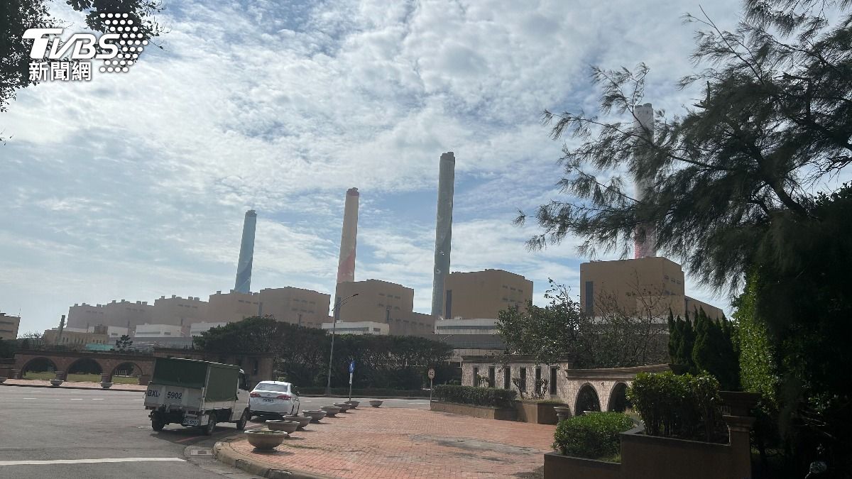 台中火力發電廠原本規畫蓋在蘇澳，但游錫堃說明，是台中縣長陳庚金同意才改地點。（圖／林冠丞攝）
