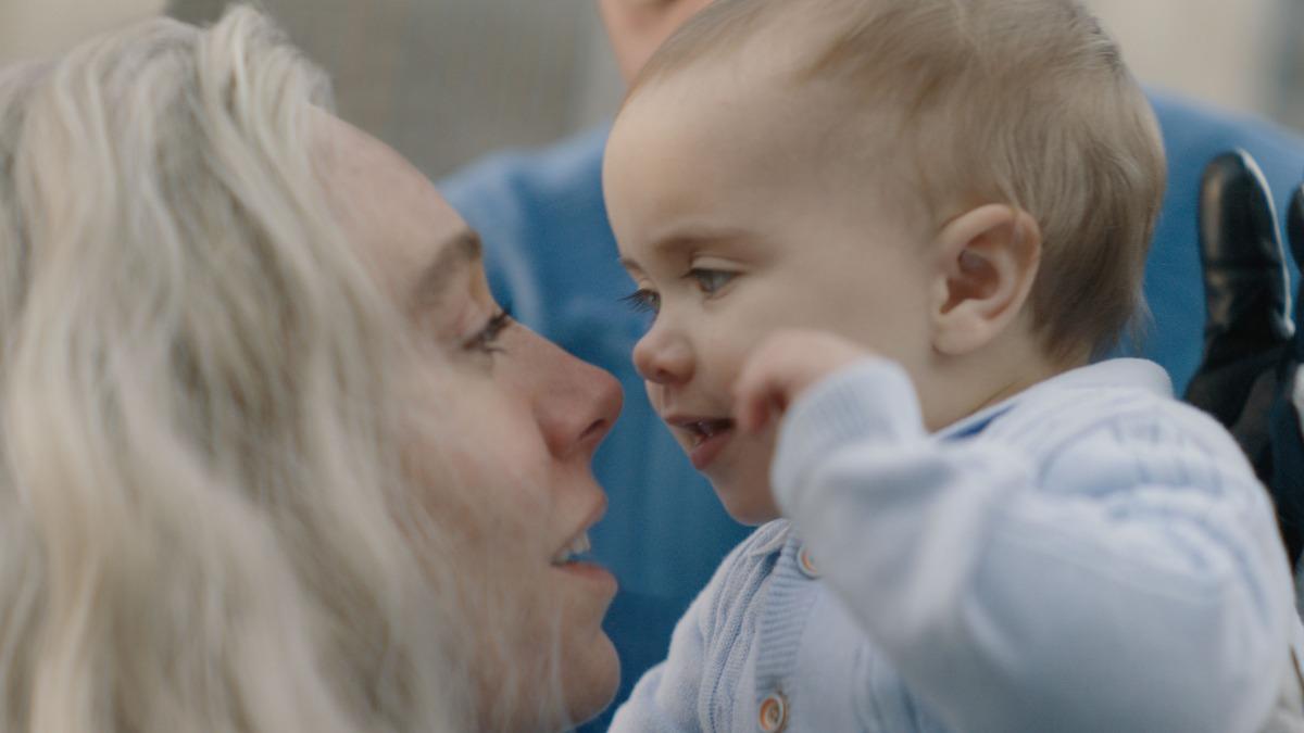 凡妮莎柯比在《驚奇4超人:第一步》飾演的「隱形女」生下可愛寶寶。(圖/漫威影業提供)