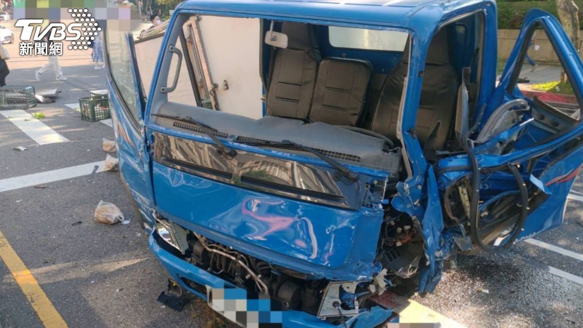 貨車車頭撞擊後毀損嚴重。(圖/TVBS)