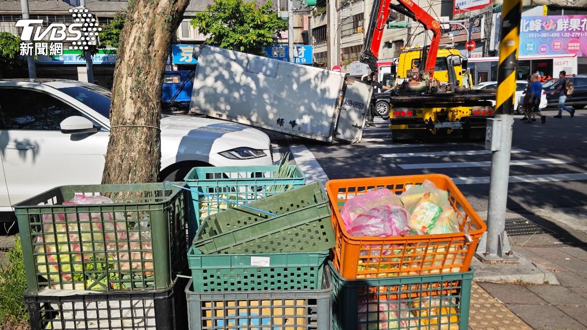 掉落蔬果撿起放在路邊,貨車準備吊離現場。(圖/TVBS)