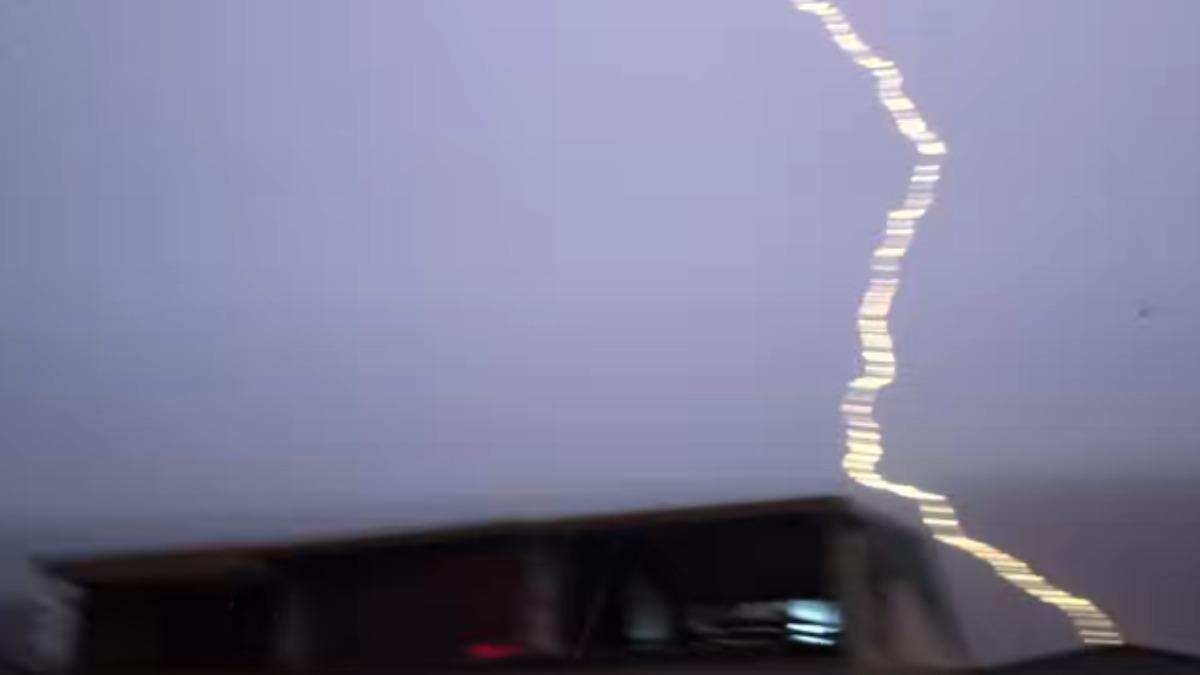 南投縣草屯區26日晚間雷電交加。(圖/翻攝自臉書「草屯人」)