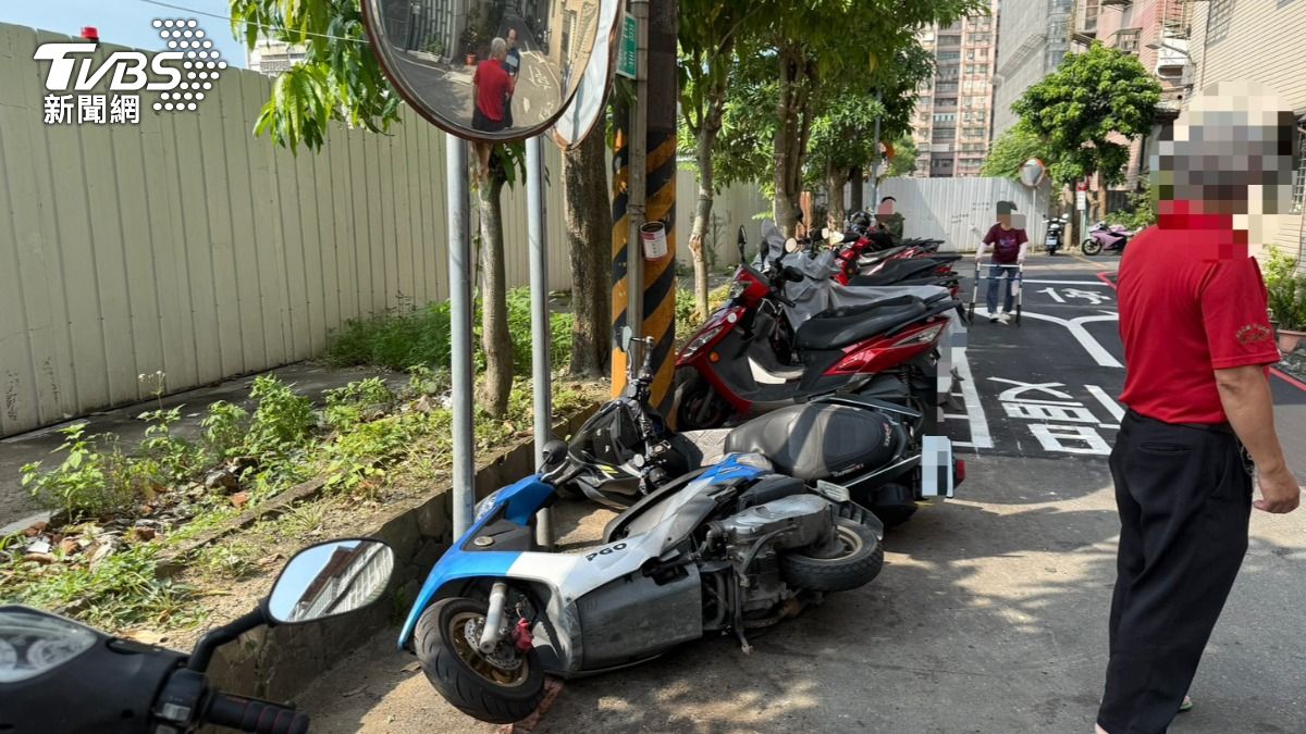 漢口街附近整排機車被人蓄意推倒。(圖/TVBS)