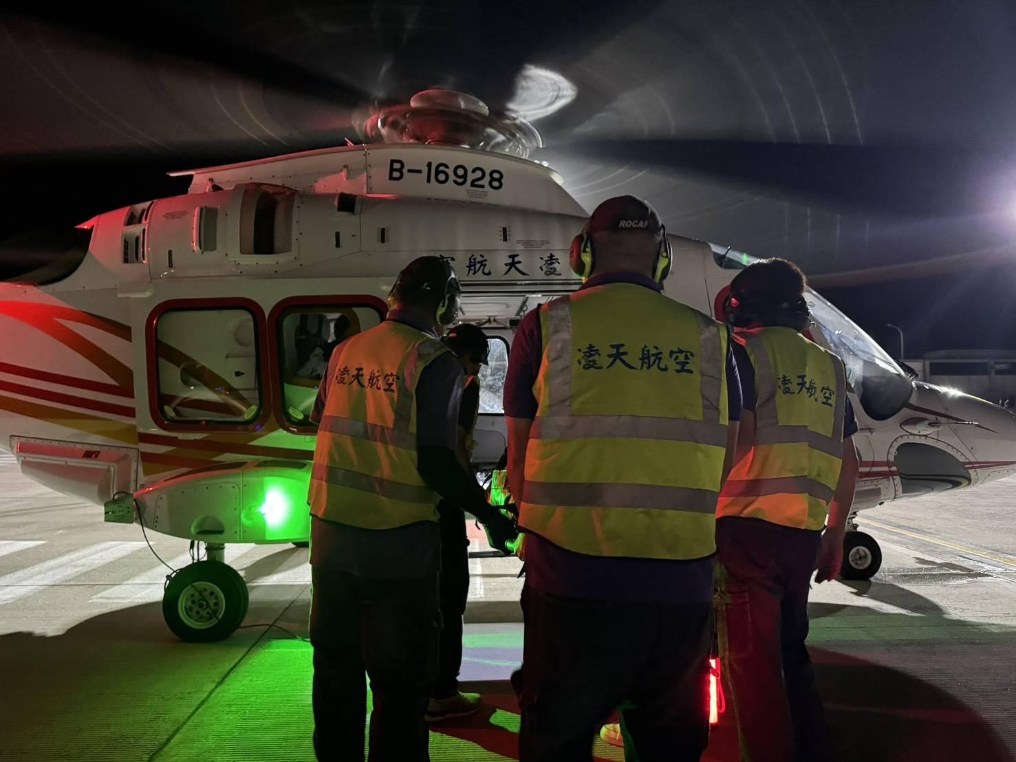 凌天航空直升機今天深夜凌晨將患者送往台中。(圖/凌天航空提供)