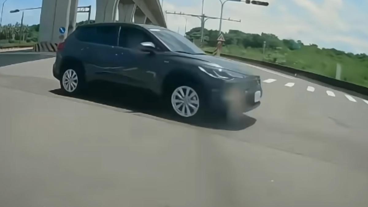 楊女遭路口欲左轉長榮轎車猛撞上。(圖/翻攝自家屬臉書)