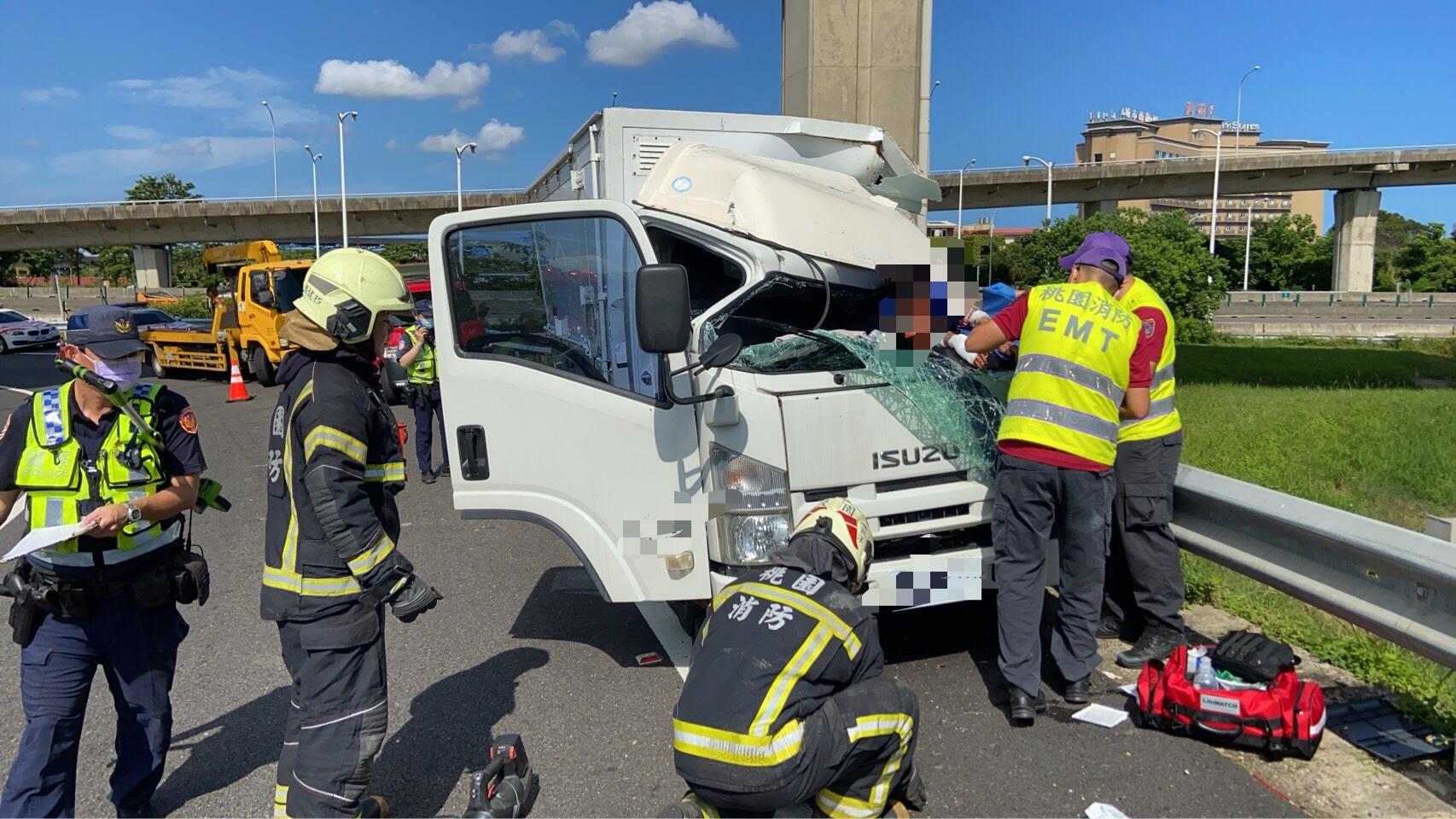 貨車林姓駕駛被救出脫困後,送往林口長庚急救。(圖/TVBS)