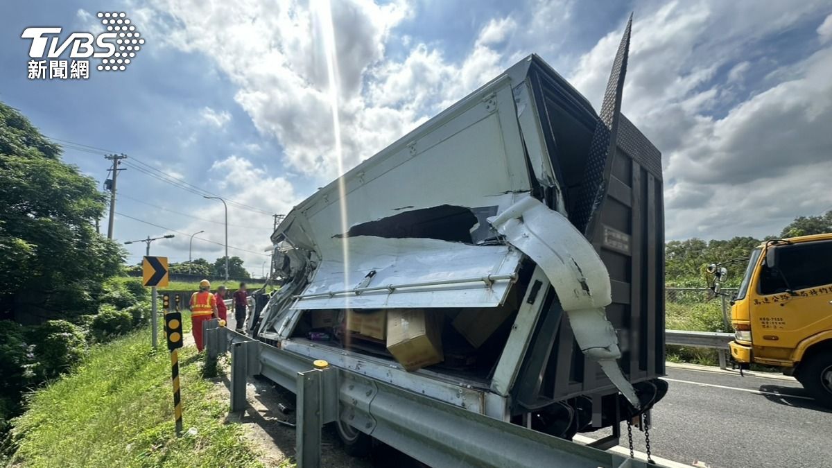 貨車側牆受到撞擊被切開。(圖/TVBS)