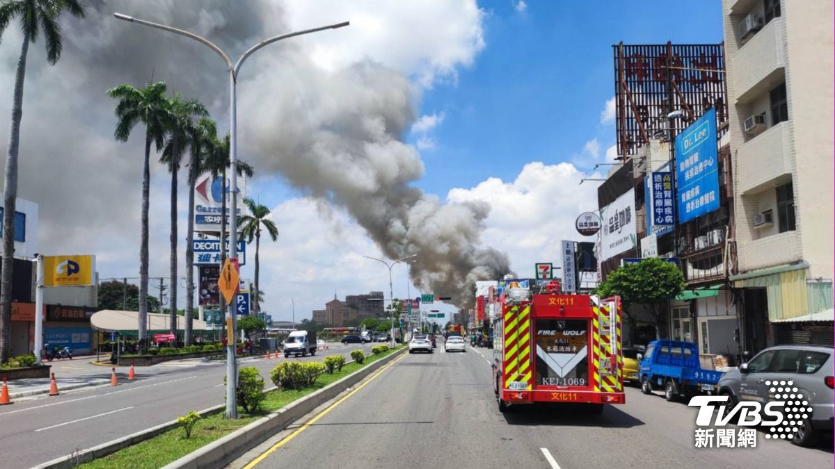 黑煙、火舌不斷從工廠竄出。（圖／TVBS）
