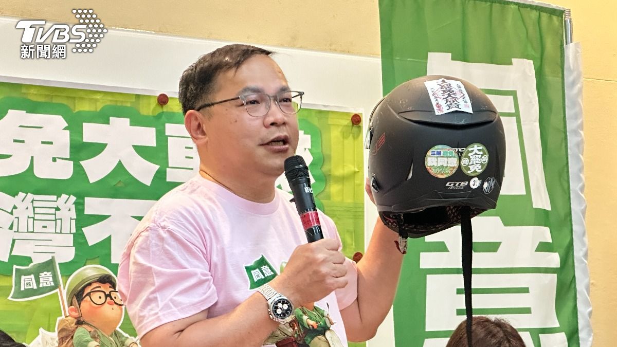 王義川秀出可貼在安全帽上的文宣。(圖/潘袁詩羽攝)