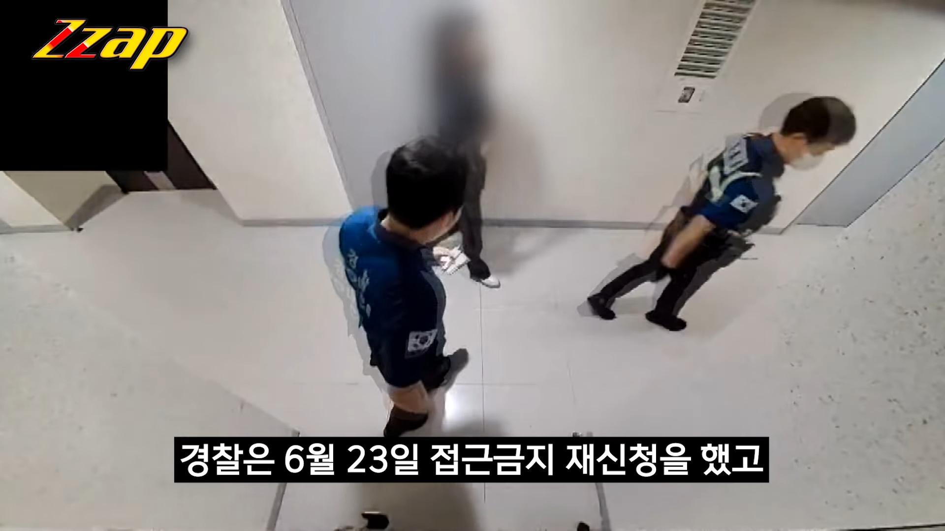 A女21日凌晨騷擾民宅遭警方驅離。(圖/翻攝自뉴스TVCHOSUN YouTube)